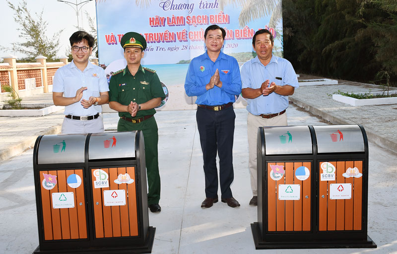 Trao thùng chứa rác cho Đồn Biên phòng Hàm Luông.