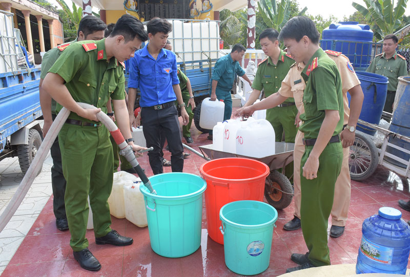 Đoàn Thanh niên Công an tỉnh tổ chức cấp nước ngọt cho người dân ở xã Phú Đức, huyện Châu Thành.