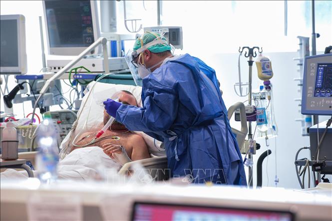 Nhân viên y tế điều trị cho bệnh nhân nhiễm COVID-19 tại một bệnh viện ở Lombardy, Italy ngày 17-3-2020. Ảnh: AFP/TTXVN