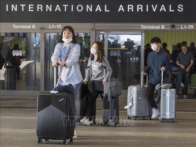 Hành khách tại sân bay quốc tế Los Angeles, bang California, Mỹ ngày 2-2-2020. Ảnh: AFP/TTXVN