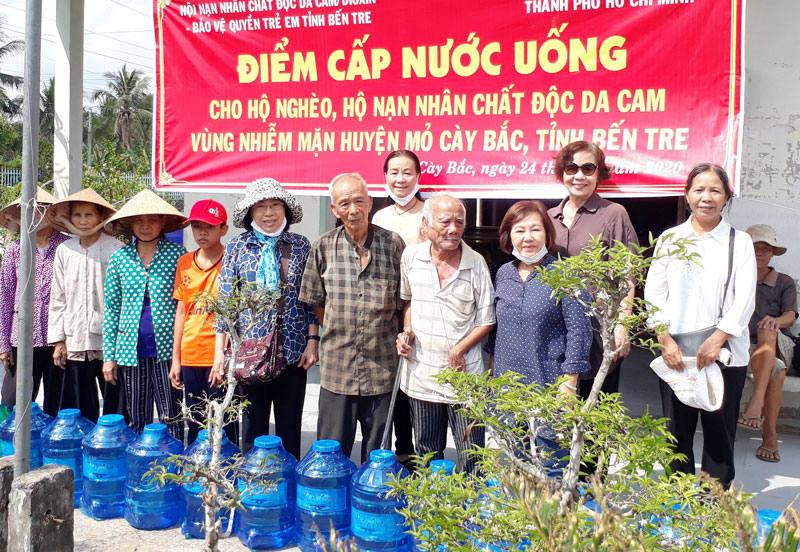 Người dân 3 xã Tân Bình, Tân Thành Bình, Khánh Thạnh Tân được tặng nước uống. Ảnh: Nguyễn Hiệp