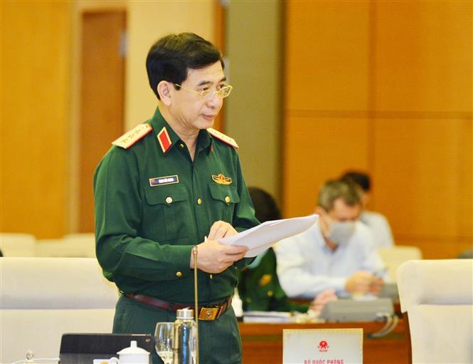 Thượng tướng Phan Văn Giang, Tổng Tham mưu trưởng, Thứ trưởng Bộ Quốc phòng trình bày Tờ trình về dự án Luật Biên phòng Việt Nam. Ảnh: Trọng Đức/TTXVN