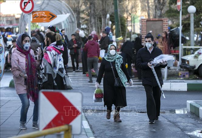 Người dân đeo khẩu trang phòng lây nhiễm COVID-19 tại Tehran, Iran. Ảnh:THX/TTXVN