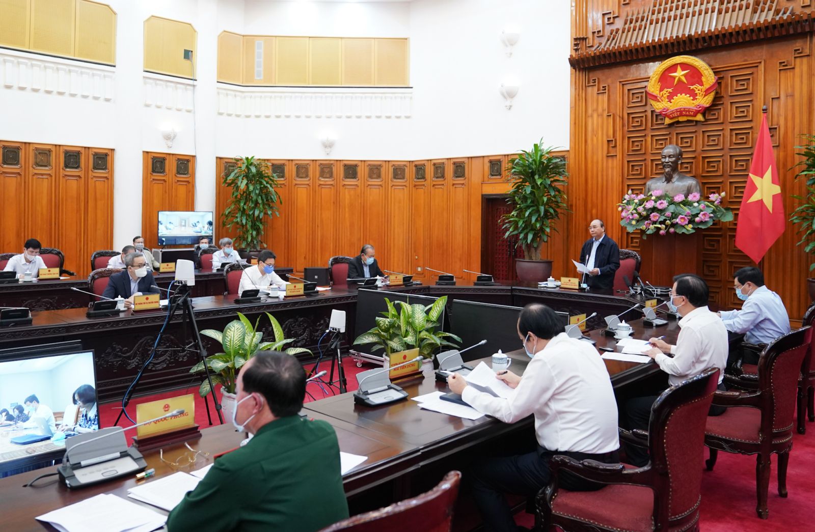 Thủ tướng chủ trì họp Thường trực Chính phủ bàn các giải pháp mới chống dịch COVID-19 Ảnh: VGP/Quang Hiếu
