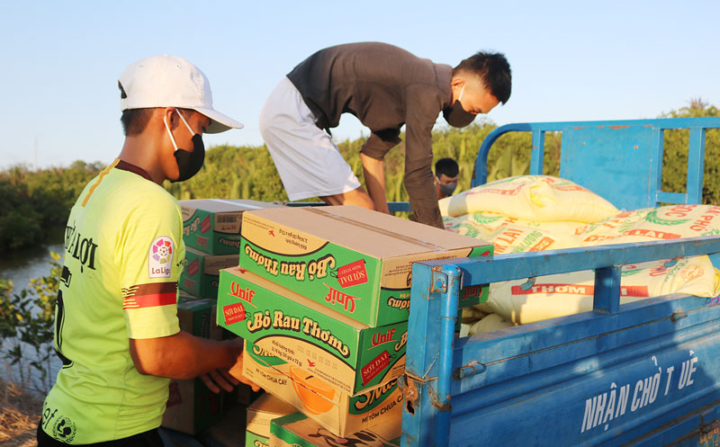 Ban tiếp nhận, phân phát hàng hóa nhu yếu phẩm tại ấp Thừa Lợi vận chuyển hàng hóa hỗ trợ đến cho người dân trong khu cách ly.