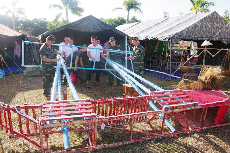 Đoàn viên, thanh niên lực lượng vũ trang tỉnh thực hiện kỹ năng dựng lều trại tại Hội trại “Xuân nghĩa tình - Tết biển đảo” do Quân khu tổ chức. Ảnh: Đặng Thạch