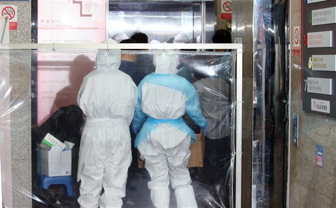 Các nhân viên y tế tại bệnh viện Miju ở thành phố Daegu, Hàn Quốc ngày 27-3-2020. Ảnh: Yonhap/TTXVN