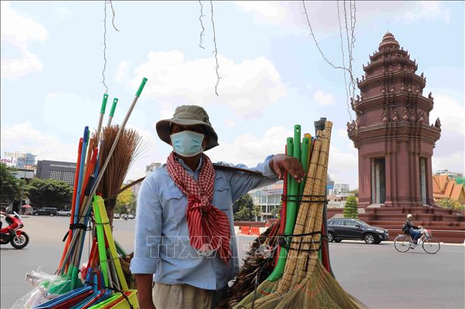 Người dân đeo khẩu trang phòng dịch COVID-19 tại Phnom Penh ngày 25-3-2020. Ảnh: THX/TTXVN