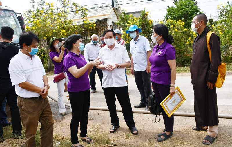 Phó bí thư Thường trực Tỉnh ủy Trần ngọc Tam và các nhà tài trợ trong gaio nhận bồn nước.