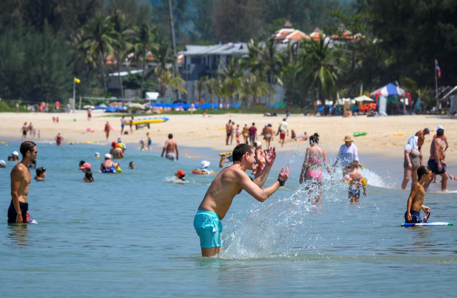 Du khách tắm biển trên đảo Phuket, Thái Lan ngày 20-3-2020. Ảnh: AFP/TTXVN