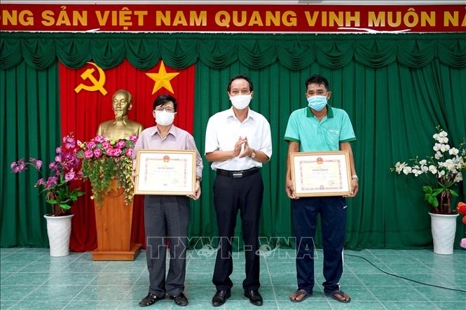 Ông Nguyễn Đức Hòa, Phó Chủ tịch Ủy ban nhân dân tỉnh tặng bằng khen cho các tập thể, cá nhân. 