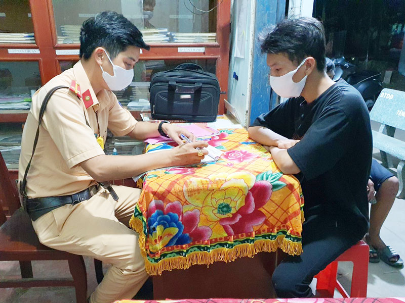 Một trong các đối tượng bị lực lượng chức năng tạm giữ. Ảnh: Minh Vương.