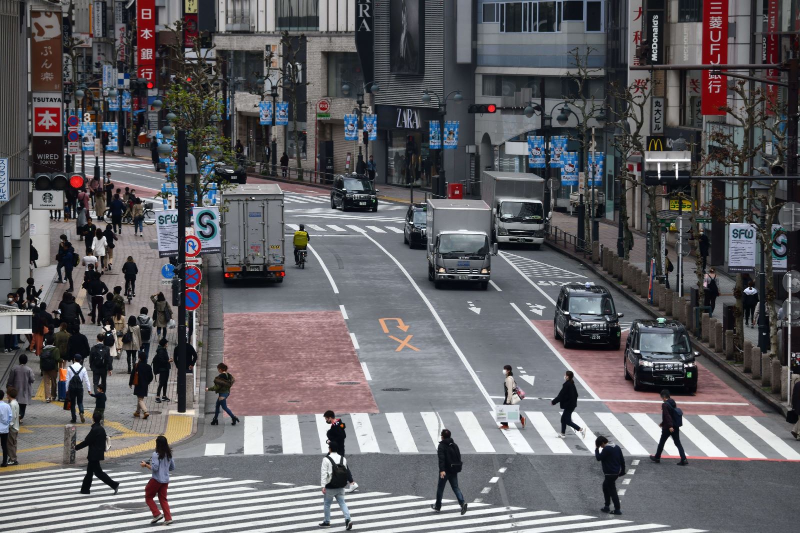 Người dân di chuyển trên đường phố tại Tokyo, Nhật Bản trong bối cảnh dịch COVID-19 lan rộng. Ảnh: AFP- TTXVN