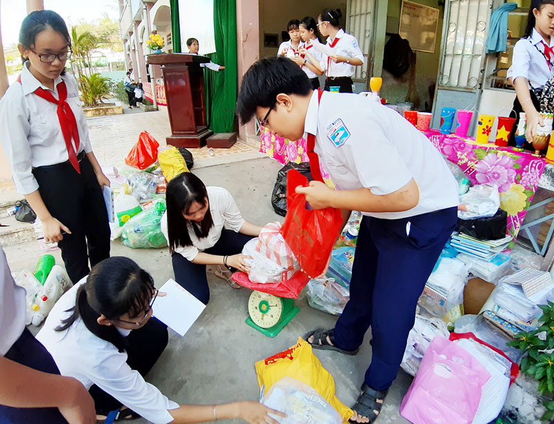 Các em học sinh bán giấy vụn để thực hiện phong trào kế hoạch nhỏ.