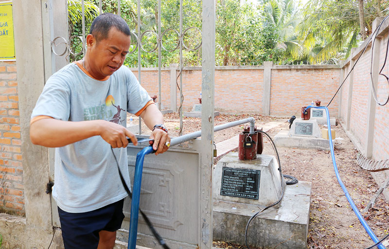 Lực lượng lắp đặt 2 máy bơm tại mạng lưới quan trắc nước dưới đất quốc gia để cung cấp nước ngọt cho dân.