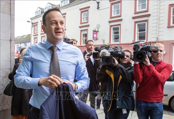 Thủ tướng Ireland Leo Varadkar tới dự cuộc họp tại Armagh ngày 14-3-2020. Ảnh: AFP/TTXVN