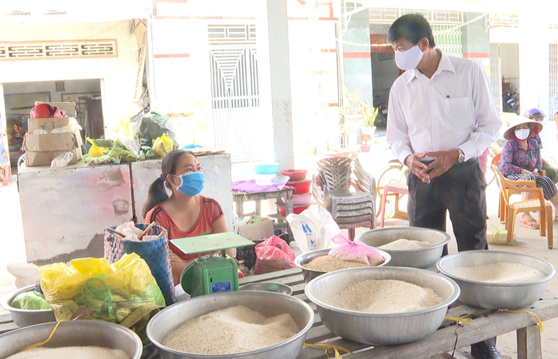 Người dân chấp hành tốt việc đeo khẩu trang tại chợ Phú Khánh. Ảnh: Văn Minh