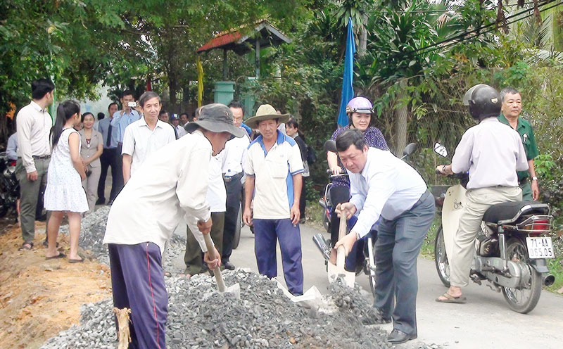 Ông Võ Thanh Hồng - Phó bí thư Thường trực Thành ủy phát động khởi công công trình đường ĐX 05 xã Phú Hưng.