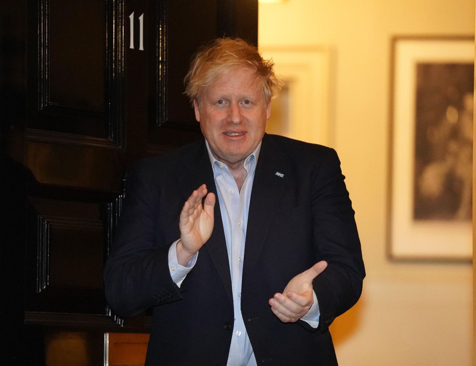 Thủ tướng Anh Boris Johnson cổ vũ ngành Y tế nước nhà trong nỗ lực đối phó dịch COVID-19, tại phố Downing, London ngày 2-4-2020. Ảnh: THX/TTXVN