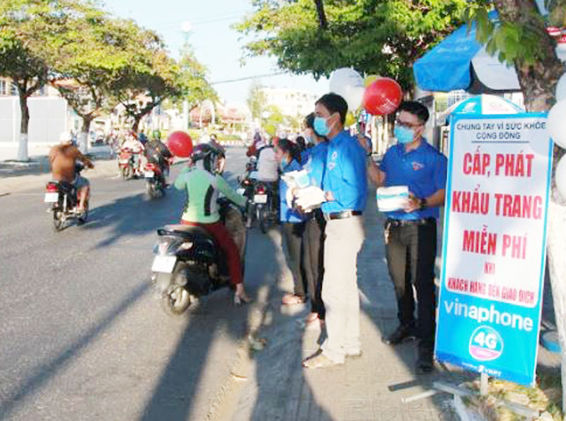 Đoàn thanh niên VNPT Bến Tre  phát và hướng dẫn khách hàng đeo khẩu trang phòng ngừa dịch Covid - 19.