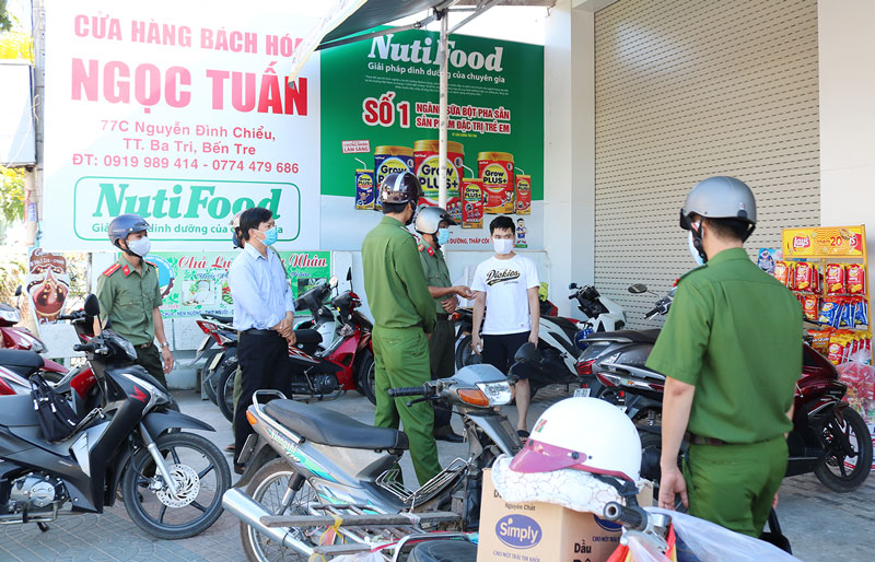 Tổ kiểm tra huyện Ba Tri tăng cường kiểm tra việc phòng chống dịch Covid-19 trên địa bàn. Ảnh: Quốc Huy