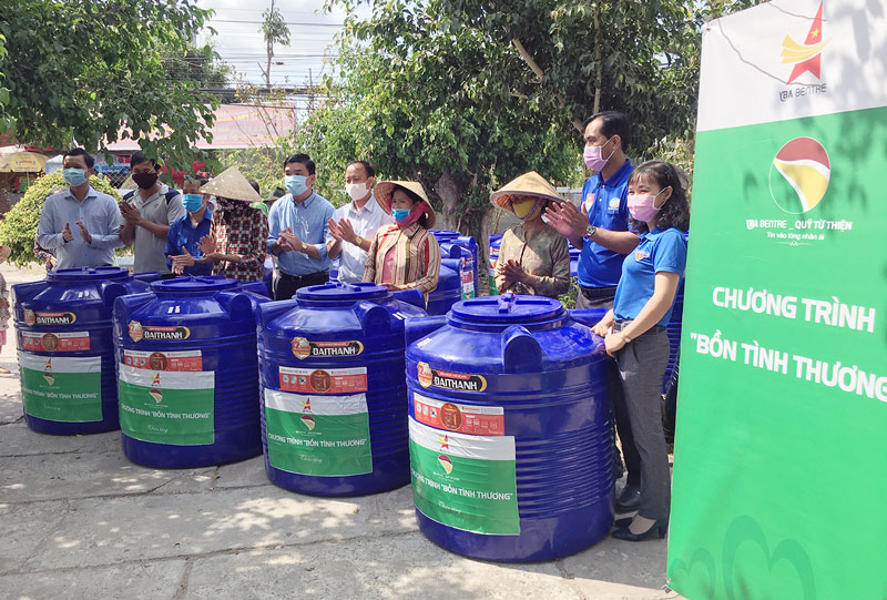 Trao bồn chứa nước ngọt cho người dân xã an Ngãi Tây. Ảnh: Trà Dũng