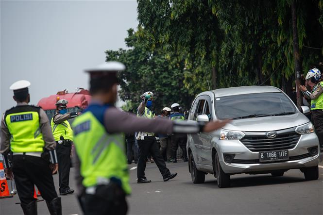 Cảnh sát Indonesia tại một chốt kiểm soát ở Jakarta, ngày 10-4-2020. Ảnh: THX/TTXVN