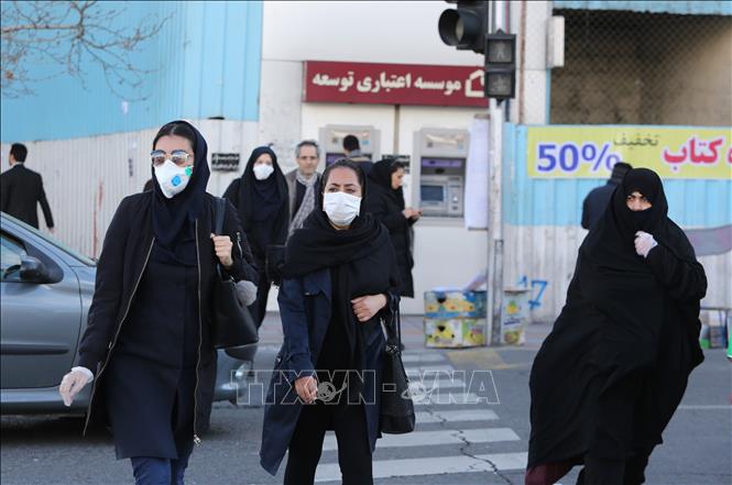 Người dân đeo khẩu trang phòng lây nhiễm COVID-19 tại Tehran, Iran ngày 2-3-2020. Ảnh: AFP/TTXVN