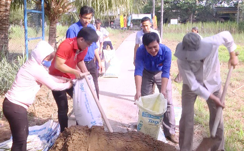 Các bạn đoàn viên ra quân thực hiện “Ngày chủ nhật xanh”.