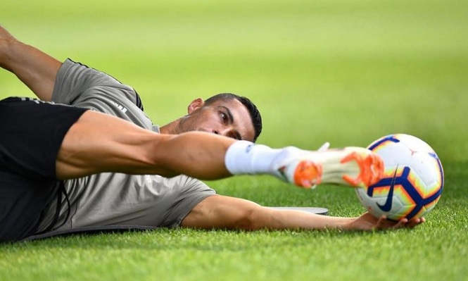 Ronaldo đang tập luyện ở sân của Nacional Madeira