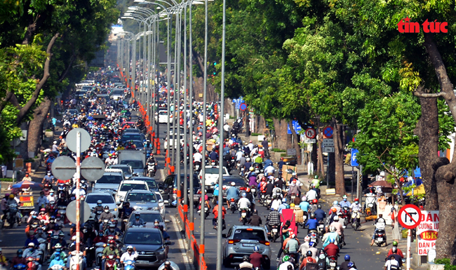 Sáng 16-4, người dân TP Hồ Chí Minh đổ ra đường khá đông dù bắt đầu bước vào đợt hai thực hiện cách ly xã hội. Ảnh: Mạnh Linh.