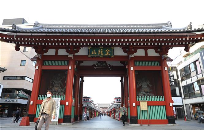 Người dân đeo khẩu trang phòng lây nhiễm COVID-19 tại Asakusa, Tokyo, Nhật Bản ngày 7-4-2020. Ảnh: THX/ TTXVN