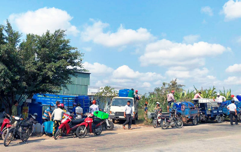 Người dân xã Phong Nẫm, huyện Giồng Trôm đến lấy nước ngọt.