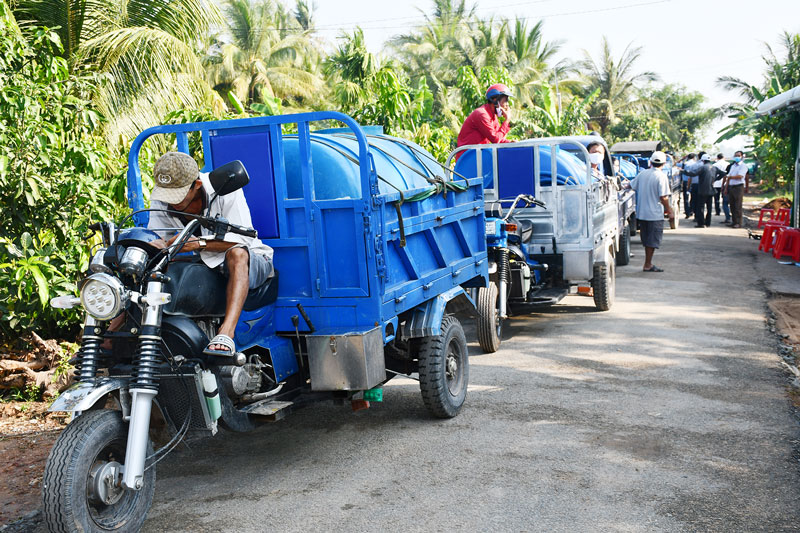 Vận chuyển nước ngọt về xã Phú Sơn, huyện Chợ Lách.