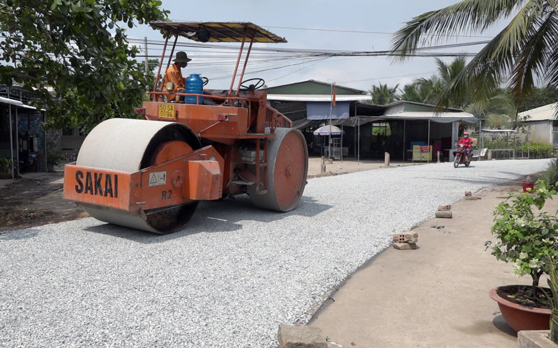 Đơn vị thi công đang khẩn trương thực hiện công trình. Ảnh: Việt Cường