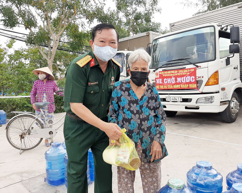 Đoàn công tác trao quà, hỗ trợ nước ngọt cho người dân vùng hạn mặn Bến Tre.