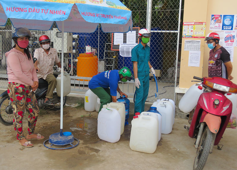 Hạn mặn ảnh hưởng lớn đến đời sống người dân Điểm cấp nước ngọt cho người dân tại xã An Thới. Ảnh: CTV