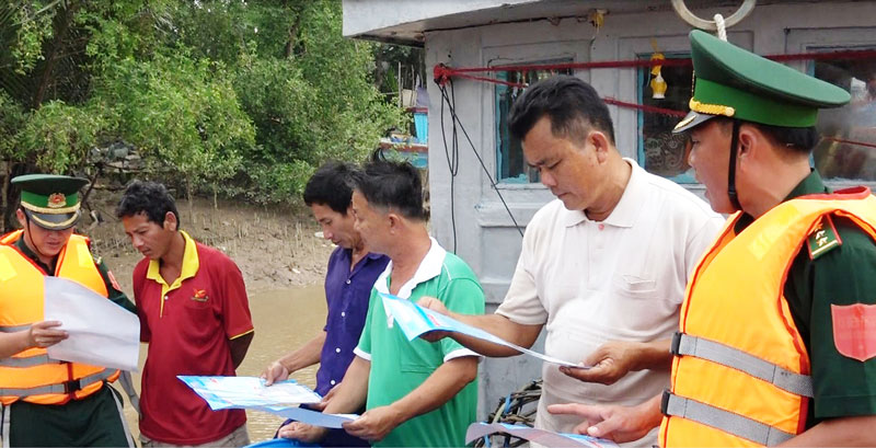 Cán bộ, chiến sĩ Trạm Kiểm soát biên phòng Bình Thắng tuyên truyền cho ngư dân chấp hành nghiêm Nghị định số 42 của Chính phủ. Ảnh: B. Cương