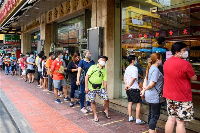 Người dân đeo khẩu trang phòng lây nhiễm COVID-19 tại Bangkok, Thái Lan ngày 15-4-2020. Ảnh: AFP/ TTXVN