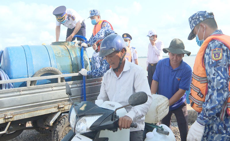 Bộ Tư lệnh Vùng Cảnh sát biển 3 hỗ trợ nước cho người dân.