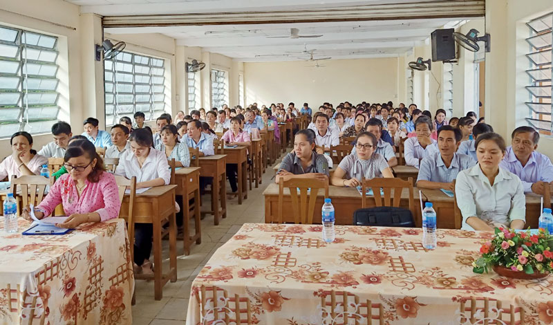 Để bảo đảm hoạt động công vụ có hiệu quả, mỗi cán bộ, công chức phải thực hiện đúng, đầy đủ các nhiệm vụ được giao. Ảnh: Đ. Phong