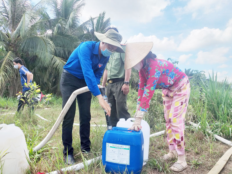 Đoàn viên, thanh niên hỗ trợ bơm nước ngọt cho người dân ở xã Thạnh Phú Đông, huyện Giồng Trôm.