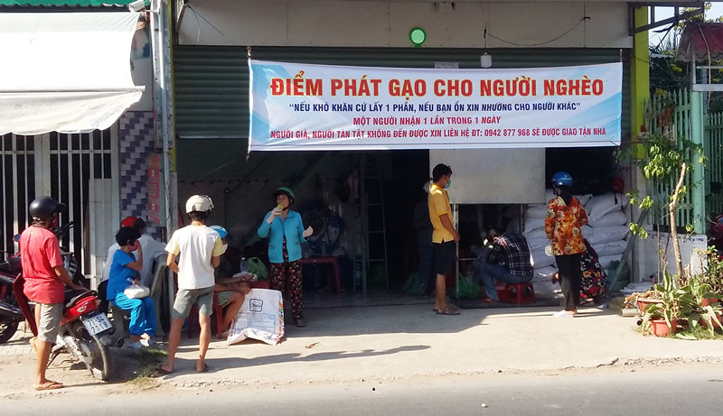 Điểm nhận gạo miễn phí tại nhà anh Hòa.