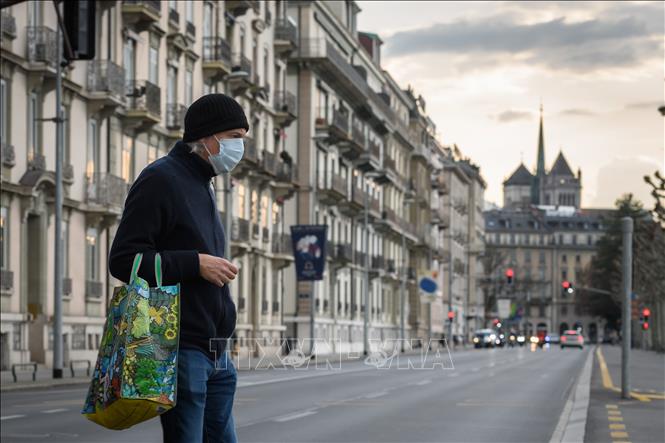 Người dân đeo khẩu trang phòng lây nhiễm COVID-19 tại Geneva, Thụy Sĩ, ngày 20-3-2020. Ảnh: AFP/TTXVN