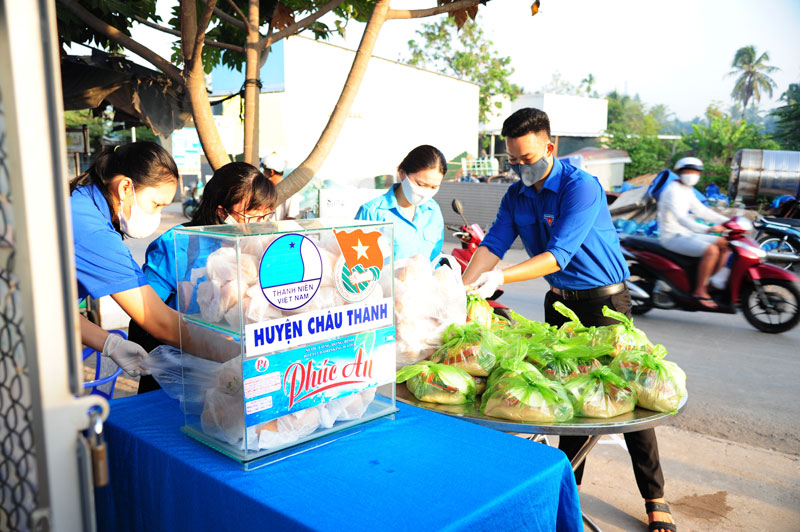 Đoàn viên, thanh niên chuẩn bị tặng bánh mì và nhu yếu phẩm cho người dân. Ảnh: Hữu Lộc