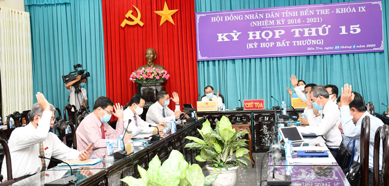 Bế mạc kỳ họp HĐND tỉnh lần thứ 15 Các đại biểu biểu quyết thông qua Nghị quyết.