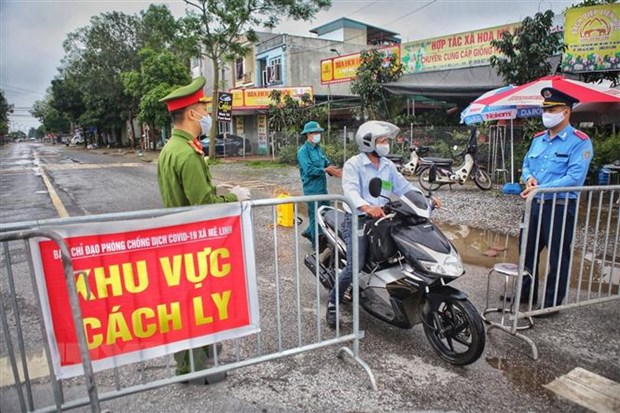 Phương tiện và người có trách nhiệm ra-vào thôn Hạ Lôi, Mê Linh, Hà Nội đều được phun khử khuẩn tại các chốt kiểm soát cách ly để phòng, chống COVID-19. (Ảnh: Danh Lam/TTXVN)