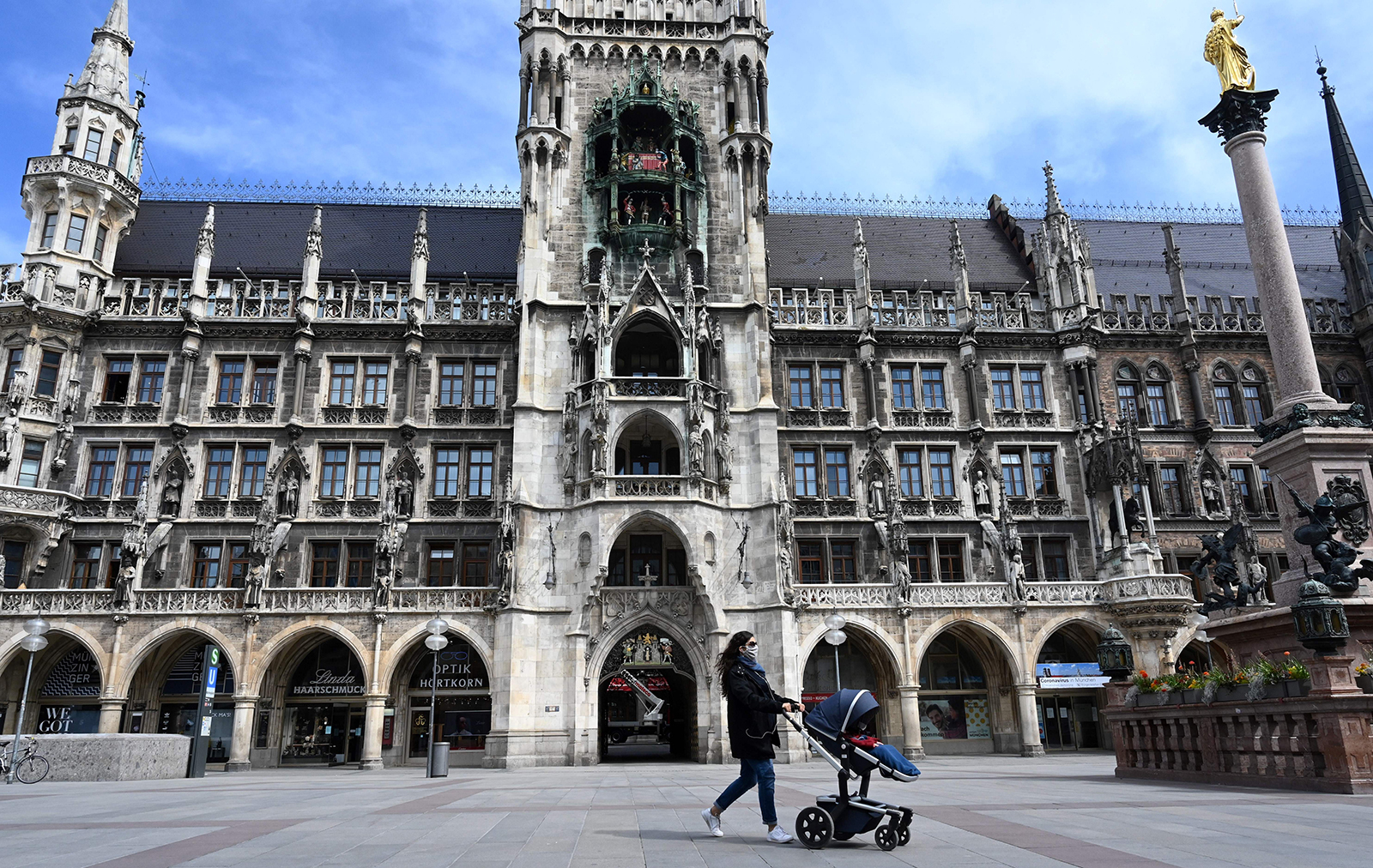 Quảng trường Marienplatz vắng người ở Munich, Đức ngày 21-4-2020. Ảnh: AFP/Getty Images