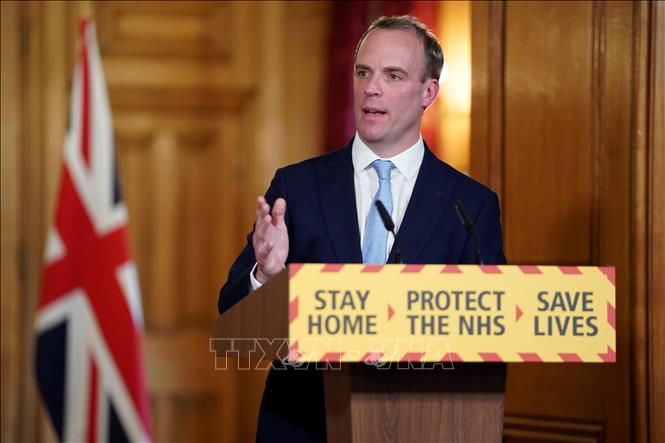 Ngoại trưởng Anh Dominic Raab phát biểu trong cuộc họp báo tại London ngày 6-4-2020. Ảnh: THX/TTXVN