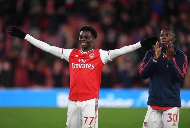 Saka chỉ còn một năm hợp đồng với Arsenal